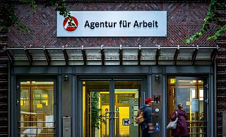 2022 nahmen 481.000 Menschen, die Bürgergeld bekommen haben, einen Job im ersten Arbeitsmarkt auf. - Sina Schuldt/dpa 2022 nahmen 481.000 Menschen, die Bürgergeld bekommen haben, einen Job im ersten Arbeitsmarkt auf. - Sina Schuldt/dpa