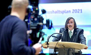 Morkes bei seiner Haushaltsrede, die er im ansonsten leeren Saal der Stadthalle gehalten hat. - Andreas Frücht Morkes bei seiner Haushaltsrede, die er im ansonsten leeren Saal der Stadthalle gehalten hat. - Andreas Frücht