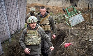 Wolodymyr Selenskyj (l), Präsident der Ukraine, besucht die vom Krieg betroffene Region Donezk im Osten der Ukraine. - Foto: Uncredited/Ukrainian Presidential Press Office/AP/dpa Wolodymyr Selenskyj (l), Präsident der Ukraine, besucht die vom Krieg betroffene Region Donezk im Osten der Ukraine. - Foto: Uncredited/Ukrainian Presidential Press Office/AP/dpa