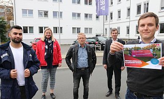 Melih Eksi (Benteler Steel/Tube, v. l.), Clea Stille (DGB), Manfred Block (Betriebsratsvorsitzender Benteler Steel/Tube), Konrad Jablonski und Felix Eggersglüß (beide IG Metall Paderborn) werben für die Online-Petition. - Mareike Gröneweg Melih Eksi (Benteler Steel/Tube, v. l.), Clea Stille (DGB), Manfred Block (Betriebsratsvorsitzender Benteler Steel/Tube), Konrad Jablonski und Felix Eggersglüß (beide IG Metall Paderborn) werben für die Online-Petition. - Mareike Gröneweg