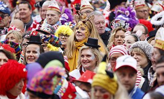 Die meisten wollen feiern, aber unter die Menge mischen sich immer wieder auch Kriminelle. - picture alliance Die meisten wollen feiern, aber unter die Menge mischen sich immer wieder auch Kriminelle. - picture alliance