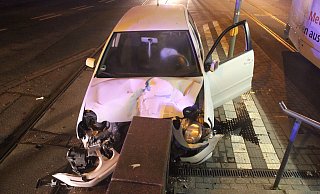 Der schwer demolierte Polo musste abgeschleppt werden. - Polizei Bielefeld Der schwer demolierte Polo musste abgeschleppt werden. - Polizei Bielefeld