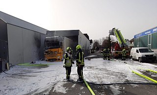 Der Lkw ist im Anlieferungsbereich aus bisher unbekannten Gründen in Brand geraten. - Raphael Athens Der Lkw ist im Anlieferungsbereich aus bisher unbekannten Gründen in Brand geraten. - Raphael Athens