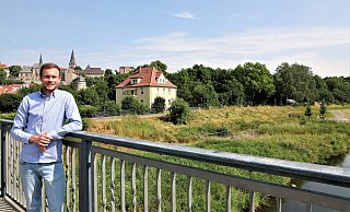 Touristiker Lucas Simon auf der Diemelbrücke in der Altstadt zwischen Südansicht und Diemel. - Simone Flörke Touristiker Lucas Simon auf der Diemelbrücke in der Altstadt zwischen Südansicht und Diemel. - Simone Flörke