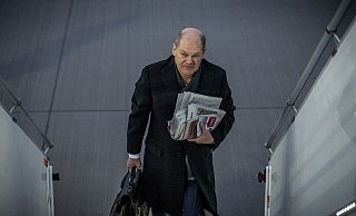 Bundeskanzler Olaf Scholz (SPD) auf dem Weg zum EU-Westbalkan-Gipfel in Albanies Hauptstadt Tirana - seine Regierung macht bei den Wählern derzeit keine so gute Figure. - Michael Kappeler/dpa Bundeskanzler Olaf Scholz (SPD) auf dem Weg zum EU-Westbalkan-Gipfel in Albanies Hauptstadt Tirana - seine Regierung macht bei den Wählern derzeit keine so gute Figure. - Michael Kappeler/dpa