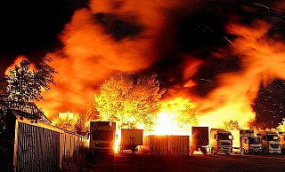 Der Großbrand bei der Recyclingfirma Kriehme ging in die Geschichtsbücher der Bielefelder Feuerwehr ein - die Größte von 16 Taten, die die Kripo dem Brandstifter-Trio vorwirft. - FOTO: JENS TRAUTMANN Der Großbrand bei der Recyclingfirma Kriehme ging in die Geschichtsbücher der Bielefelder Feuerwehr ein - die Größte von 16 Taten, die die Kripo dem Brandstifter-Trio vorwirft. - FOTO: JENS TRAUTMANN