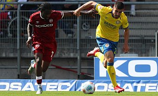 Benjamin Boakye (l.), hier gegen Braunschweigs Fabio Di Michele Sanchez, war als rechter Verteidiger einer der besten Arminen. - IMAGO/regios24 Benjamin Boakye (l.), hier gegen Braunschweigs Fabio Di Michele Sanchez, war als rechter Verteidiger einer der besten Arminen. - IMAGO/regios24
