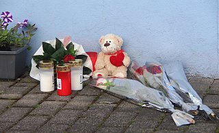 Blumen, Kerzen und ein Teddy wurden als Zeichen der Trauer vor dem Haus abgelegt. - Burkhard Battran Blumen, Kerzen und ein Teddy wurden als Zeichen der Trauer vor dem Haus abgelegt. - Burkhard Battran