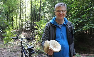 Wolfgang Tietz aus dem Kreis Gütersloh ist Pilzsachverständiger. Er warnt vor den giftigen Gefahren beim Pilzesammeln im Wald. - Marion Pokorra Wolfgang Tietz aus dem Kreis Gütersloh ist Pilzsachverständiger. Er warnt vor den giftigen Gefahren beim Pilzesammeln im Wald. - Marion Pokorra