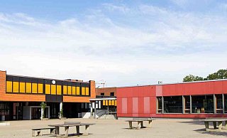 Grund der Beschwerde, so heißt es in dem Schreiben der Eltern, sei die Sichtung vieler Klassenräume nach dem vergangenen Schuljahr gewesen. - Heinz-Nixdorf-Gesamtschule Grund der Beschwerde, so heißt es in dem Schreiben der Eltern, sei die Sichtung vieler Klassenräume nach dem vergangenen Schuljahr gewesen. - Heinz-Nixdorf-Gesamtschule