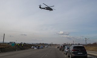 An der Grenze zwischen Polen und der Ukraine bildeten sich lange Schlangen aus Autos Pkw und Bussen. - picture alliance / abaca An der Grenze zwischen Polen und der Ukraine bildeten sich lange Schlangen aus Autos Pkw und Bussen. - picture alliance / abaca