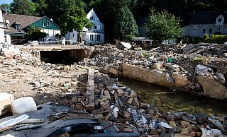 Die Schäden, die durch das Hochwasser verursacht wurden, sind immer noch in der Stadt zu sehen. Hier ein Bild aus dem September in Bad Münstereifel. - picture alliance/dpa Die Schäden, die durch das Hochwasser verursacht wurden, sind immer noch in der Stadt zu sehen. Hier ein Bild aus dem September in Bad Münstereifel. - picture alliance/dpa