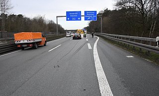 Wegen eines schweren Unfalls musste die Autobahn am Montagmorgen zwischen Schloß Holte und dem Kreuz Bielefeld für rund eine Stunde komplett gesperrt werden. - Andreas Eickhoff Wegen eines schweren Unfalls musste die Autobahn am Montagmorgen zwischen Schloß Holte und dem Kreuz Bielefeld für rund eine Stunde komplett gesperrt werden. - Andreas Eickhoff