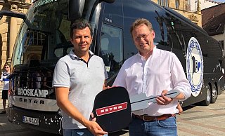 Zur Freude von Manager Samir Arabi (l.) fährt Heinz Bröskamp auch die Fußballer von Arminia Bielefeld – künftig zu Bundesligaspielen. - Privat Zur Freude von Manager Samir Arabi (l.) fährt Heinz Bröskamp auch die Fußballer von Arminia Bielefeld – künftig zu Bundesligaspielen. - Privat