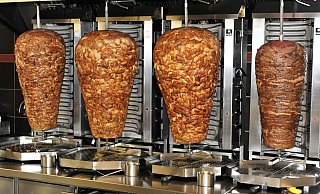 Im Mai hatte die Staatsanwaltschaft Paderborn gegen einen Produzenten von Dönerspießen Anklage erhoben. - picture alliance / imageBROKER (Symbolbild) Im Mai hatte die Staatsanwaltschaft Paderborn gegen einen Produzenten von Dönerspießen Anklage erhoben. - picture alliance / imageBROKER (Symbolbild)