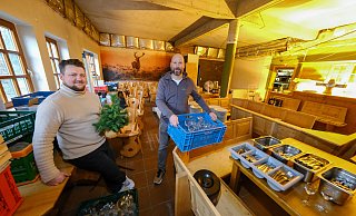 Wladimir Gegelmann (links) und Max Artemkin im Heeper Landhaus. Am Wochenende verkaufen sie hier Teller, Tassen und Stühle. - Andreas Zobe Wladimir Gegelmann (links) und Max Artemkin im Heeper Landhaus. Am Wochenende verkaufen sie hier Teller, Tassen und Stühle. - Andreas Zobe