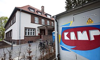 Das JZ Kamp am Niedermühlenkamp hat sich von außen kaum verändert – abgesehen von unzähligen verschwundenen Graffitis. Im Inneren ist hingegen kaum ein Stein auf dem anderen geblieben. - Barbara Franke Das JZ Kamp am Niedermühlenkamp hat sich von außen kaum verändert – abgesehen von unzähligen verschwundenen Graffitis. Im Inneren ist hingegen kaum ein Stein auf dem anderen geblieben. - Barbara Franke