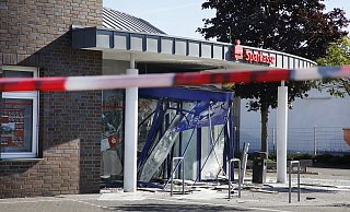 In der Kreissparkasse an der Österwieherstraße in Verl im Kreis Gütersloh wurde ein Geldautomat gesprengt. Es ist nicht der erste Automat in Verl. - Thoering33161 Hoevelhof In der Kreissparkasse an der Österwieherstraße in Verl im Kreis Gütersloh wurde ein Geldautomat gesprengt. Es ist nicht der erste Automat in Verl. - Thoering33161 Hoevelhof