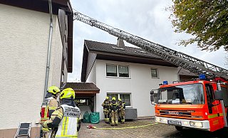 Über die Drehleiter kontrolliert die Paderborner Feuerwehr die Solaranlage auf dem Dach des Hauses. - Ralph Meyer Über die Drehleiter kontrolliert die Paderborner Feuerwehr die Solaranlage auf dem Dach des Hauses. - Ralph Meyer