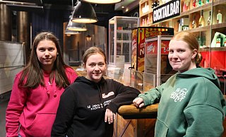 Charlotte Sigge, Johanna Wörmann und Emily Koch, Vertreterinnen des Ravensberger Gymnasiums, freuen sich, dass die Abiparty doch noch stattfindet. - Lena Kley Charlotte Sigge, Johanna Wörmann und Emily Koch, Vertreterinnen des Ravensberger Gymnasiums, freuen sich, dass die Abiparty doch noch stattfindet. - Lena Kley