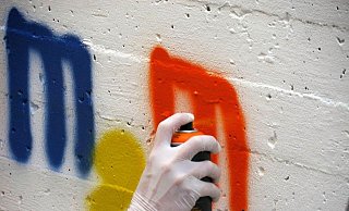 Ein Minibagger wurde auf einer Baustelle demoliert und mit gelber Farbe besprüht. - Symbolfoto: Pixabay Ein Minibagger wurde auf einer Baustelle demoliert und mit gelber Farbe besprüht. - Symbolfoto: Pixabay