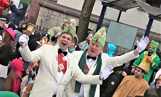 Beim jüngsten Rosenmontagszug fuhr der jetzige Ehrenpräsident Dominik Thiet (l.) noch mit Matthias Peine gemeinsam im Präsidentenwagen. - David Schellenberg Beim jüngsten Rosenmontagszug fuhr der jetzige Ehrenpräsident Dominik Thiet (l.) noch mit Matthias Peine gemeinsam im Präsidentenwagen. - David Schellenberg
