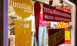 Alles muss raus aus dem Modeladen „Rund Um". Yvonne Alfter schließt ihr Geschäft nach 20 Jahren. - Mike-Dennis Müller Alles muss raus aus dem Modeladen „Rund Um". Yvonne Alfter schließt ihr Geschäft nach 20 Jahren. - Mike-Dennis Müller