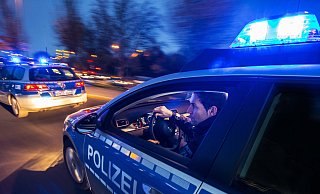 Die Beamten hatten den rasenden VW Polo bereits in der Falle. Doch dann wurde der Fahrer rabiat. - MIK NRW / Jochen Tack Die Beamten hatten den rasenden VW Polo bereits in der Falle. Doch dann wurde der Fahrer rabiat. - MIK NRW / Jochen Tack