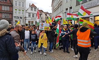 Etwa 400 überwiegend kurdischstämmige Demonstranten sind in der Mindener Innenstadt unterwegs. - Sebastian Radermacher Etwa 400 überwiegend kurdischstämmige Demonstranten sind in der Mindener Innenstadt unterwegs. - Sebastian Radermacher