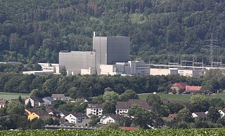 Nur die Weser trennt das geplante Atommüll-Bereitstellungslager vom steil aufragenden Mühlenberg. Dieser Prallhang verschärft in den Augen der Bürgerinitiative Atomfreies 3-Ländereck das Hochwasser-Risiko. - Torsten Wegener Nur die Weser trennt das geplante Atommüll-Bereitstellungslager vom steil aufragenden Mühlenberg. Dieser Prallhang verschärft in den Augen der Bürgerinitiative Atomfreies 3-Ländereck das Hochwasser-Risiko. - Torsten Wegener