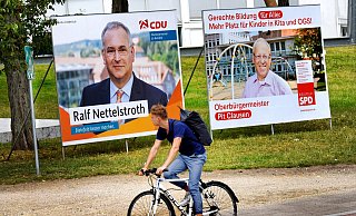 Seit dem Wochenende ist Plakatieren erlaubt, und die Parteien werben sogleich im Großformat. Hier die beiden größten Kontrahenten: Ralf Nettelstroth und Pit Clausen. - Barbara Franke Seit dem Wochenende ist Plakatieren erlaubt, und die Parteien werben sogleich im Großformat. Hier die beiden größten Kontrahenten: Ralf Nettelstroth und Pit Clausen. - Barbara Franke