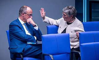 In der vergangenen Woche sprach Friedrich Merz, CDU Bundesvorsitzender und CDU/CSU Fraktionsvorsitzender in den hinteren Sitzreihen im Bundestag mit Britta Haßelmann, Co-Vorsitzende der Fraktion von Bündnis 90/Die Grünen. (Archivbild) - Michael Kappeler/dpa In der vergangenen Woche sprach Friedrich Merz, CDU Bundesvorsitzender und CDU/CSU Fraktionsvorsitzender in den hinteren Sitzreihen im Bundestag mit Britta Haßelmann, Co-Vorsitzende der Fraktion von Bündnis 90/Die Grünen. (Archivbild) - Michael Kappeler/dpa