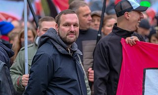 Neonazi Sascha Krolzig – hier beim jüngsten Demo-Auftritt am 9. November 2019 in Bielefeld – muss nun endgültig hinter Gitter. - Andreas Zobe Neonazi Sascha Krolzig – hier beim jüngsten Demo-Auftritt am 9. November 2019 in Bielefeld – muss nun endgültig hinter Gitter. - Andreas Zobe
