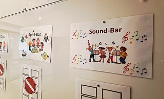 An dieser großen Themenwand können die Kinder durch das Platzieren ihres individuellen Magneten angeben, wie sie ihre Betreuungszeit verbingen möchten. - Madita Schellenberg An dieser großen Themenwand können die Kinder durch das Platzieren ihres individuellen Magneten angeben, wie sie ihre Betreuungszeit verbingen möchten. - Madita Schellenberg