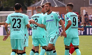 Dennis Srbeny (2. v. r.) sprühte am Samstag beim DFB-Pokalspiel in Wernigerode vor Spielfreude und verbuchte insgesamt vier Assists. - Imago Images Dennis Srbeny (2. v. r.) sprühte am Samstag beim DFB-Pokalspiel in Wernigerode vor Spielfreude und verbuchte insgesamt vier Assists. - Imago Images