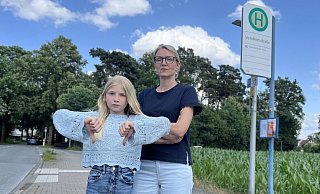 Nele (10, links) und Mutter Anja Siegfried aus Senne finden die neuen Busfahrpläne gar nicht gut. Wie viele andere Kinder und Jugendliche, die in Brackwede zur Schule gehen, kann Nele den Schulbus nur morgens nutzen. - Dana Thoeren Nele (10, links) und Mutter Anja Siegfried aus Senne finden die neuen Busfahrpläne gar nicht gut. Wie viele andere Kinder und Jugendliche, die in Brackwede zur Schule gehen, kann Nele den Schulbus nur morgens nutzen. - Dana Thoeren