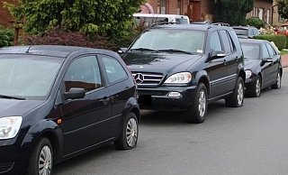 Wie an diesen drei Autos wurden an vielen weiteren Fahrzeugen die Reifen zerstochen. - Polizei Minden-Lübbecke Wie an diesen drei Autos wurden an vielen weiteren Fahrzeugen die Reifen zerstochen. - Polizei Minden-Lübbecke