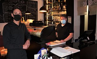 Kurz vor 16 Uhr sind die Mitarbeiter Patrick Wille (v.l.) und Peter Spreier von Kyoto Sushi Bar dabei, alles für die tägliche Öffnung vorzubereiten. Die Öffnungszeiten sollen auch im November die gleichen bleiben, nur dass die Gäste dann ihr Sushi mit nach Hause nehmen müssen. - Anastasia von Fugler Kurz vor 16 Uhr sind die Mitarbeiter Patrick Wille (v.l.) und Peter Spreier von Kyoto Sushi Bar dabei, alles für die tägliche Öffnung vorzubereiten. Die Öffnungszeiten sollen auch im November die gleichen bleiben, nur dass die Gäste dann ihr Sushi mit nach Hause nehmen müssen. - Anastasia von Fugler