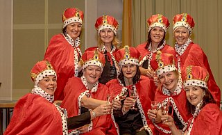 Schon mit einem Gläschen Wasser können sie fröhlich sein. Die Theatergruppe „Crazy Chicks" mit Bernadette Lange (hinten, v.l.), Claudia Pollmeier-Schaumann, Nicole Mende und Susanne Ostheider sowie Maria Potthoff (vorne, v. l.), Simone Geiping, Simone Grieß, Susanne Niebiossa und Stefanie Erichlandwehr. - Matthias Kleemann Schon mit einem Gläschen Wasser können sie fröhlich sein. Die Theatergruppe „Crazy Chicks" mit Bernadette Lange (hinten, v.l.), Claudia Pollmeier-Schaumann, Nicole Mende und Susanne Ostheider sowie Maria Potthoff (vorne, v. l.), Simone Geiping, Simone Grieß, Susanne Niebiossa und Stefanie Erichlandwehr. - Matthias Kleemann
