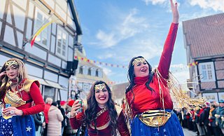 Tausende Menschen haben am Donnerstag Weiberkarneval im Kreis Gütersloh gefeiert. Noch mehr werden an Rosenmontag erwartet. - LENA VANESSA BLECK Tausende Menschen haben am Donnerstag Weiberkarneval im Kreis Gütersloh gefeiert. Noch mehr werden an Rosenmontag erwartet. - LENA VANESSA BLECK