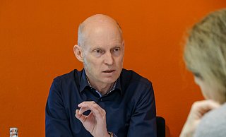 "Keiner will sein Kind ganz unten sehen", sagt Torsten Schätz (60). Er leitet seit 2021 die Martin-Niemöller-Gesamtschule und ist Mitglied im Sprecherrat der Gesamtschulen und Sekundarschulen NRW. - Andreas Zobe "Keiner will sein Kind ganz unten sehen", sagt Torsten Schätz (60). Er leitet seit 2021 die Martin-Niemöller-Gesamtschule und ist Mitglied im Sprecherrat der Gesamtschulen und Sekundarschulen NRW. - Andreas Zobe