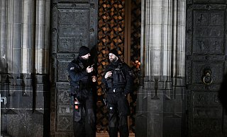 Polizisten sichern einen Eingang zum Kölner Dom. - Roberto Pfeil/dpa Polizisten sichern einen Eingang zum Kölner Dom. - Roberto Pfeil/dpa