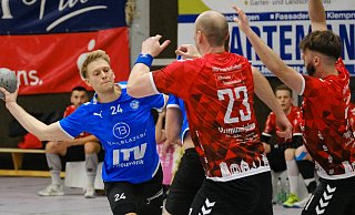 Brakes Marius Tiemann (l.) traf mit seinem zweiten Treffer zum 33:33 gegen Bad Salzuflen und schob sein Team damit in Richtung Last-Minute-Sieg. - Andreas Zobe Brakes Marius Tiemann (l.) traf mit seinem zweiten Treffer zum 33:33 gegen Bad Salzuflen und schob sein Team damit in Richtung Last-Minute-Sieg. - Andreas Zobe