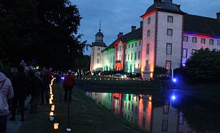 Romantisch: Mit Kerzen, Fackeln und Strahlern wurde das ehemalige Kloster zum ersten Feuerwerkswettbewerb in Szene gesetzt. - Manuela Puls Romantisch: Mit Kerzen, Fackeln und Strahlern wurde das ehemalige Kloster zum ersten Feuerwerkswettbewerb in Szene gesetzt. - Manuela Puls