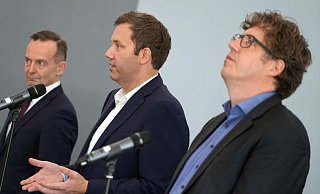 Volker Wissing (l.), FDP-Generalsekretär, Lars Klingbeil (M.), SPD-Generalsekretär, und Michael Kellner, Bundesgeschäftsführer von Bündnis 90/Die Grünen, nach den Sondierungsgesprächen in Berlin. - Foto: Kay Nietfeld/dpa Volker Wissing (l.), FDP-Generalsekretär, Lars Klingbeil (M.), SPD-Generalsekretär, und Michael Kellner, Bundesgeschäftsführer von Bündnis 90/Die Grünen, nach den Sondierungsgesprächen in Berlin. - Foto: Kay Nietfeld/dpa