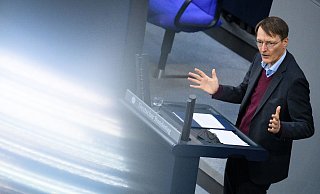 Gesundheitsminister Karl Lauterbach will die Krankenhäuser mit Milliarden aus dem Wirtschaftsstabilisierungsfonds unterstützen. - Bernd von Jutrczenka/dpa Gesundheitsminister Karl Lauterbach will die Krankenhäuser mit Milliarden aus dem Wirtschaftsstabilisierungsfonds unterstützen. - Bernd von Jutrczenka/dpa