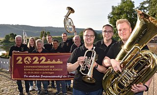 Friedel Höke (v. l.), Chantal Witte, Antje Schafer, Henrik Schafer, Regina Müller, Simon Müller, Godehard Christoph sowie Christoph Missing, Sven Schafer und Christoph Schafer (vorne) freuen sich auf die EM in Lüchtringen. - Thomas Kube Friedel Höke (v. l.), Chantal Witte, Antje Schafer, Henrik Schafer, Regina Müller, Simon Müller, Godehard Christoph sowie Christoph Missing, Sven Schafer und Christoph Schafer (vorne) freuen sich auf die EM in Lüchtringen. - Thomas Kube