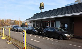 Mittagszeit bei McDonald's. Viele Menschen stehen mit ihren Autos in der Schlange, um sich das Mittagessen zu holen. - Désirée Winter Mittagszeit bei McDonald's. Viele Menschen stehen mit ihren Autos in der Schlange, um sich das Mittagessen zu holen. - Désirée Winter