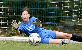 Tschüss Langeweile: Antonia Striewisch, Torwartin bei den männlichen D-Junioren der SV Eidinghausen-Werste, hechtet in dieser Szene vom Sommercamp dem Ball entgegen. Die Zwölfjährige ist froh, endlich wieder Fußball spielen zu dürfen. - Jürgen Krüger Tschüss Langeweile: Antonia Striewisch, Torwartin bei den männlichen D-Junioren der SV Eidinghausen-Werste, hechtet in dieser Szene vom Sommercamp dem Ball entgegen. Die Zwölfjährige ist froh, endlich wieder Fußball spielen zu dürfen. - Jürgen Krüger