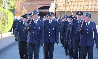 Löschgruppenleiter Alexander Ernst (Mitte) führt den Festumzug an. - Burkhard Battran Löschgruppenleiter Alexander Ernst (Mitte) führt den Festumzug an. - Burkhard Battran